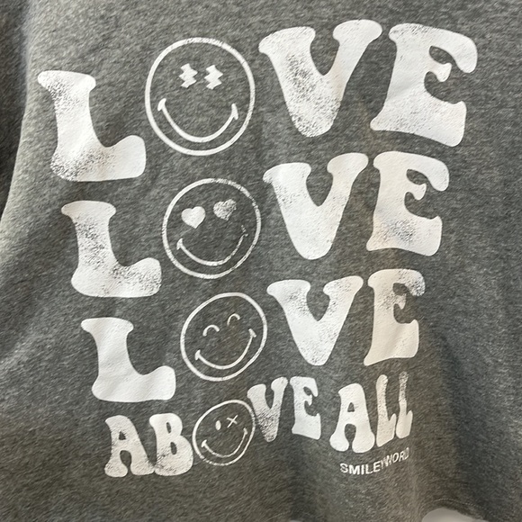 Women's SmileyWorld Love Above All Graphic Sweatshirt Gray M Smiley Company NWT - Picture 6 of 13